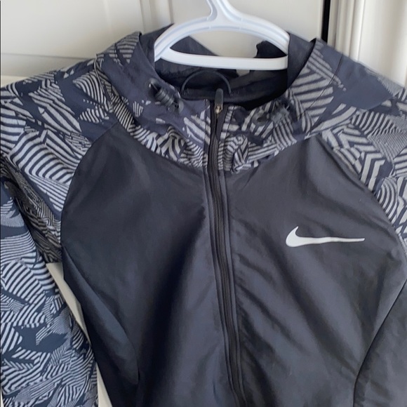 NIKE Windbreaker Jacket - Picture 7 of 8
